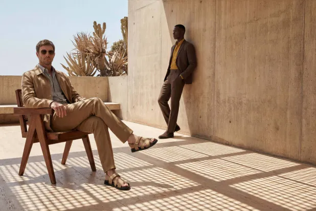 درجات التراب والرمل تُلوِّن خزانة الرجل هذا الموسم