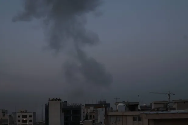 إسرائيل تشن ضربات واسعة على طهران… وتعترض صواريخ من إيران واليمن