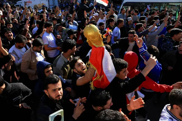 العراقيون يحتفلون وسط الحرب بتأهل بلادهم إلى المونديال للمرة الأولى منذ 40 عاماً