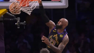ليبرون جيمس يحطم الرقم القياسي في عدد الانتصارات التي يحققها لاعب في تاريخ السلة الأميركية