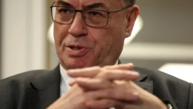 محافظ بنك إنجلترا: الأسواق لا تزال تبالغ في تقدير رفع الفائدة