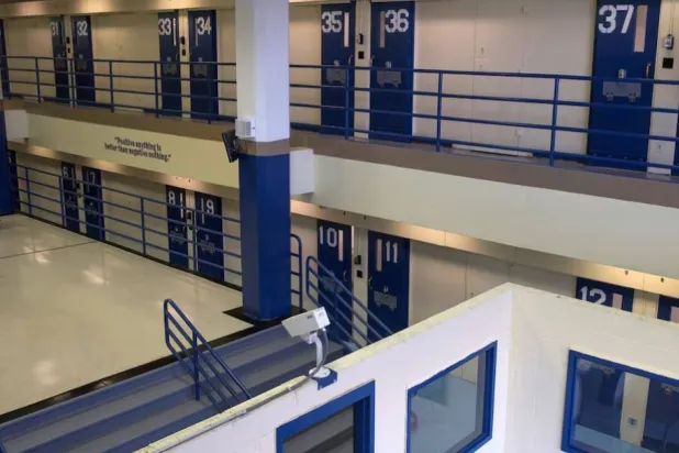 إدانة حارس سجن سابق في نيويورك بالقتل غير العمد بعد ضرب نزيل حتى الموت