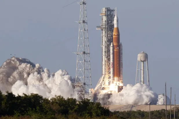 «ناسا» تطلق أول بعثة مأهولة إلى القمر منذ نصف قرن