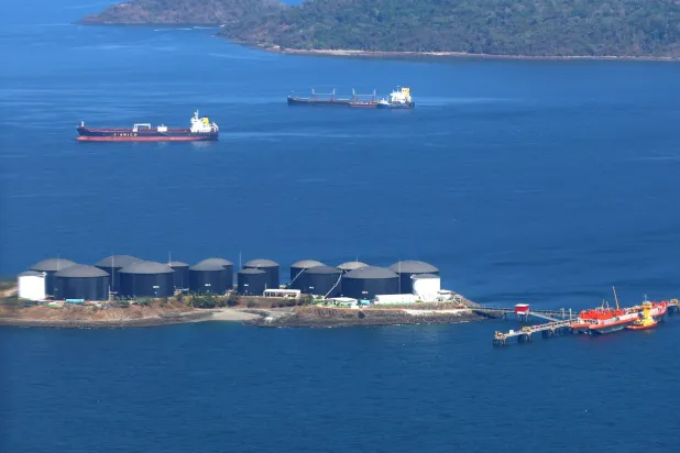 النفط يقفز فوق 106 دولارات بعد خطاب ترمب وتهديده إيران