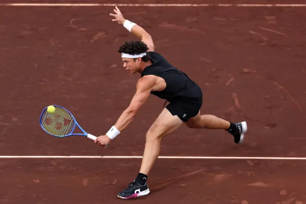 دورة هيوستن: بن شيلتون يفوز على تشين تشين