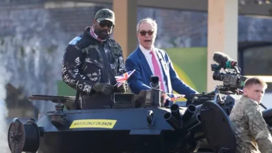 الملاكم ديريك تشيسورا يقود دبابة عسكرية برفقة سياسي بريطاني