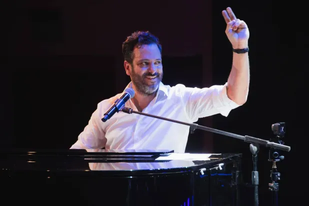 غي مانوكيان يُعيد صياغة موسيقى نشرة «إل بي سي آي» بروح حديثة