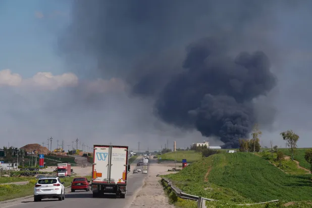 العراق يغلق معبر الشلامجة مع إيران بعد غارات قتلت عراقياً