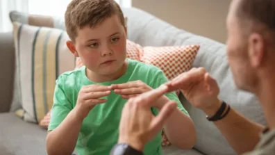 من أجل طالب أصمّ… مدرسة تتعلَّم لغة الإشارة