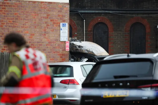 بريطانيا: اعتقال شخص رابع في واقعة الحرق العَمد لسيارات إسعاف منظمة يهودية