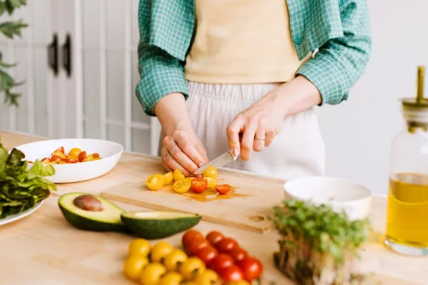 ماذا يحدث لعملية الأيض عند إضافة الدهون الصحية إلى نظامك الغذائي؟