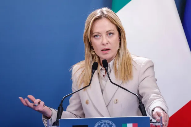 ميلوني تهنئ الشرطة باعتقال مشتبه به من عائلة إجرامية بعد مداهمة منتجع