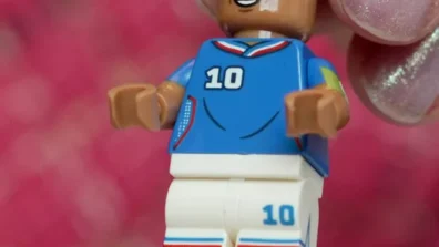 مبابي وفينيسيوس يشاركان ميسي ورونالدو في الإعلان عن مجسمات المونديال