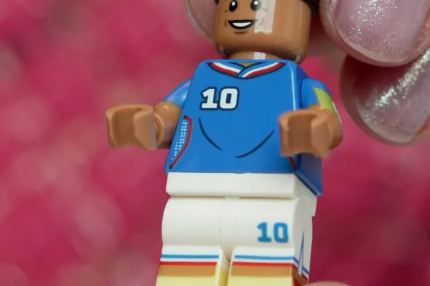 مبابي وفينيسيوس يشاركان ميسي ورونالدو في الإعلان عن مجسمات المونديال