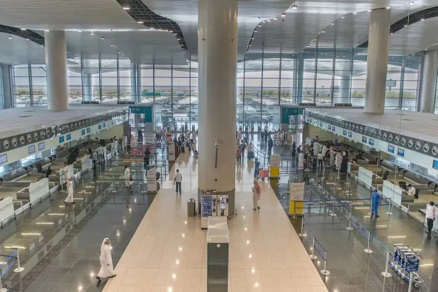 «شظايا هرمز» تضرب الطيران العالمي… والمطارات السعودية صمام أمان للملاحة الإقليمية