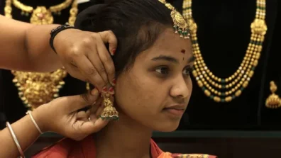 الذهب يتراجع مع تراجع آمال خفض الفائدة الأميركية نتيجة الحرب