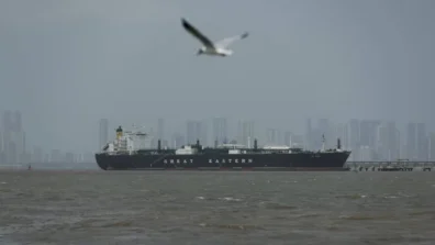 النفط يواصل التحليق مع اشتعال التوترات في مضيق هرمز