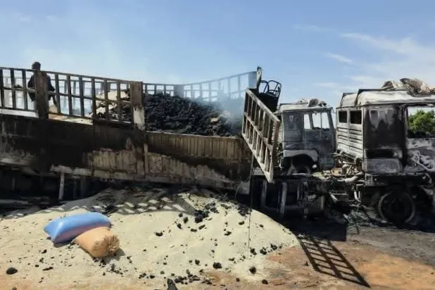 مقتل 10 أشخاص وتدمير 20 شاحنة جراء استهداف القوافل الإنسانية بالسودان