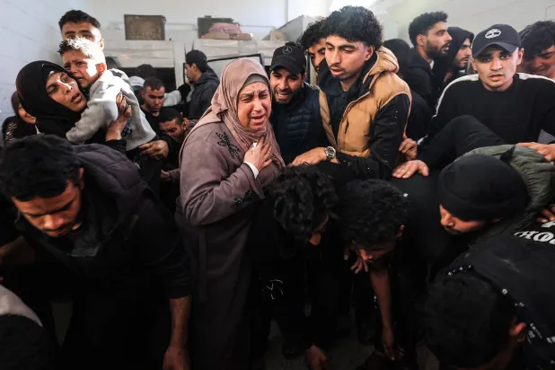 «مهلة» ملادينوف لتسليم «سلاح غزة» تعقّد الملف