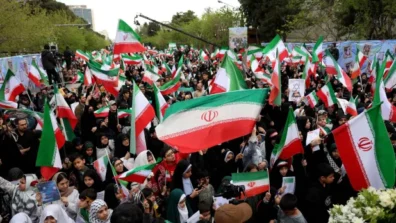 بعد تهديدات ترمب… إيرانيون يشكّلون سلاسل بشرية لحماية محطات الطاقة