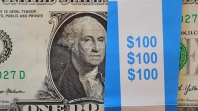 «هدنة ترمب» تهوي بالدولار لأدنى مستوياته في شهر