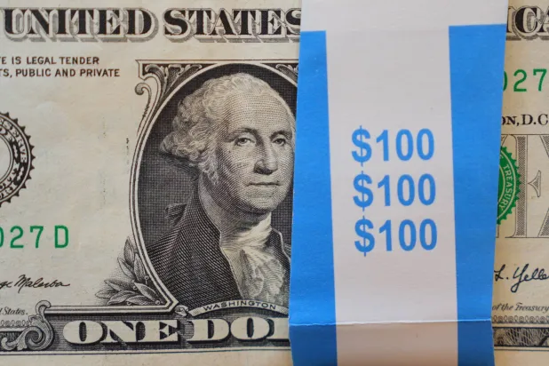 «هدنة ترمب» تهوي بالدولار لأدنى مستوياته في شهر