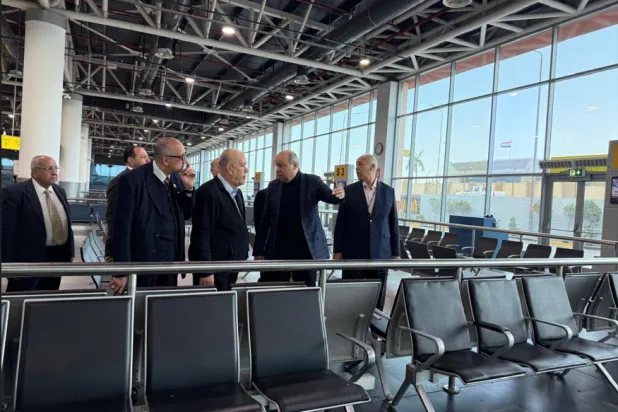 تيسيراً على المسافرين… «بطاقات الجوازات الورقية» تغادر مطار القاهرة