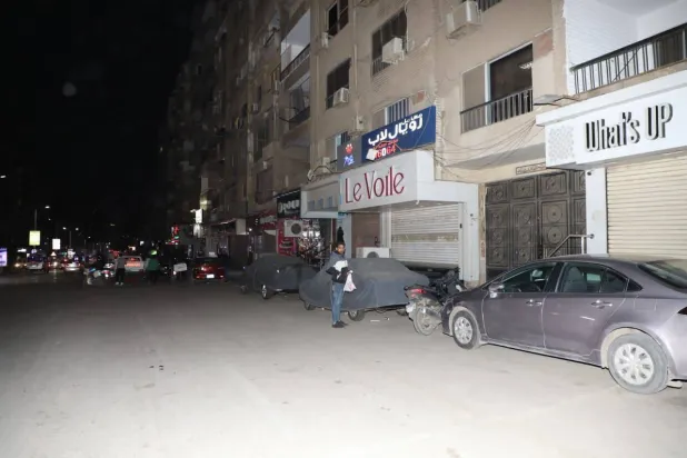 المصريون يترقبون «فسحة الساعتين» في فتح المحال