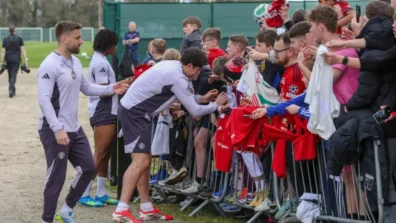 المدرب المساعد لمانشستر يونايتد: طموحاتنا أكبر من التأهل لدوري الأبطال