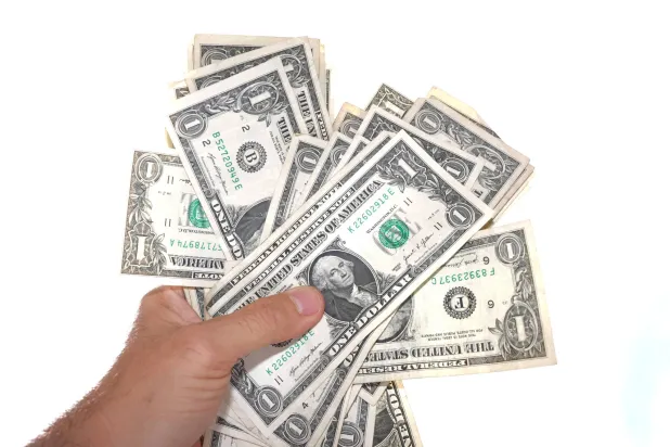 هدنة هشة بين أميركا وإيران تضع الدولار في مهب الريح