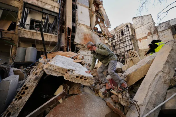 مقتل 10 أشخاص بينهم نساء وأطفال في قصف إسرائيلي على جنوب لبنان