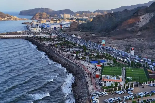 محافظ عدن يطالب بتحييدها عن الصراع السياسي