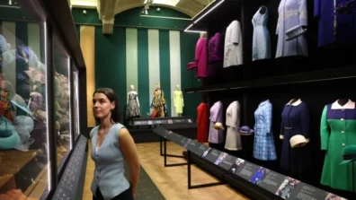 بالصور: بريطانيا تحتفي بالملكة إليزابيث الثانية أيقونةً للموضة بمعرض ضخم في الذكرى المئوية لميلادها