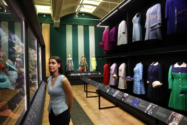 بالصور: بريطانيا تحتفي بالملكة إليزابيث الثانية أيقونةً للموضة بمعرض ضخم في الذكرى المئوية لميلادها