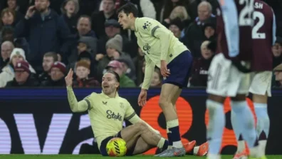 مويس عن مستقبل غريليش مع إيفرتون: لن أقول شيئاً الآن