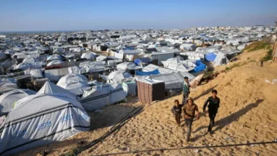 بيوت من الألياف الزجاجية في غزة توفر بعضاً من كرامة للنازحين