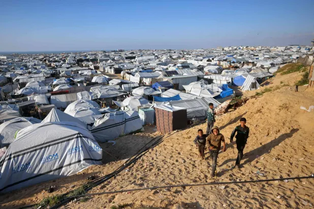 بيوت من الألياف الزجاجية في غزة توفر بعضاً من كرامة للنازحين