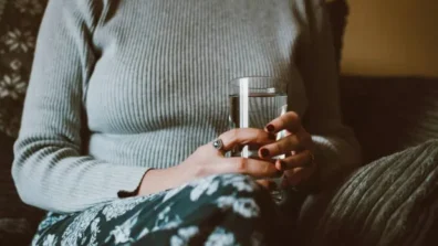 هل شرب الماء قبل النوم مفيد أم مضر؟