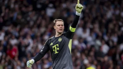 كومباني يشيد بشخصية نوير «القيادية»