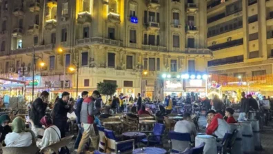 مصريون يتنفسون الصعداء بعد تخفيف «الإغلاق المبكر»