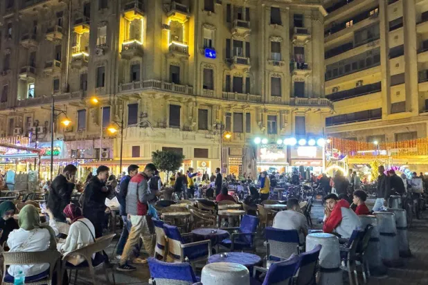 مصريون يتنفسون الصعداء بعد تخفيف «الإغلاق المبكر»