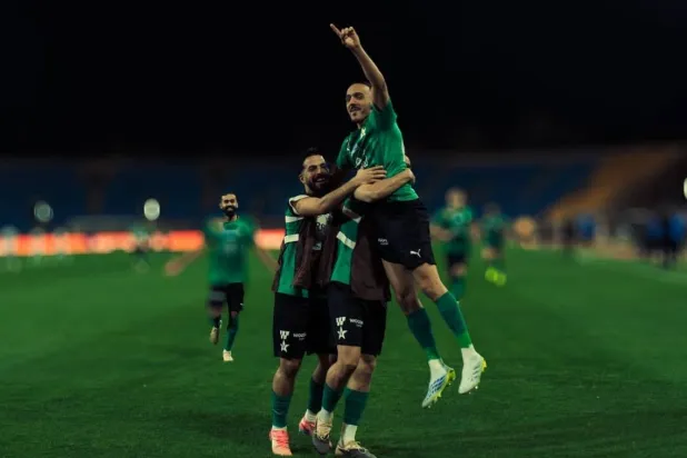 الدوري السعودي: النجمة يتمسك بالأمل بثنائية في نيوم