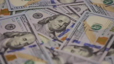 الدولار يكتسح الأسواق كـ«ملاذ آمن» مع انهيار المفاوضات الأميركية الإيرانية