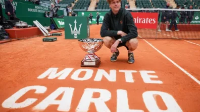 سينر بطل «مونت كارلو» يحذر منافسيه قبل موسم الملاعب الرملية