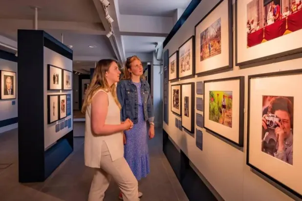 200 عام من علاقة التاج بالكاميرا: معرض «الحياة من خلال عدسة ملكية» يجوب بريطانيا