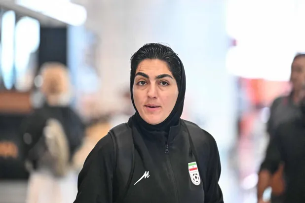 إيران تُعيد أصول قائدة منتخب كرة القدم بعد أزمة طلب اللجوء في أستراليا