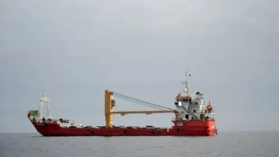 بيانات: ناقلة نفط خاضعة لعقوبات أميركية تعبر «هرمز» رغم الحصار