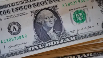 الدولار يتراجع لليوم السابع مع ترقب انفراجة دبلوماسية في الشرق الأوسط