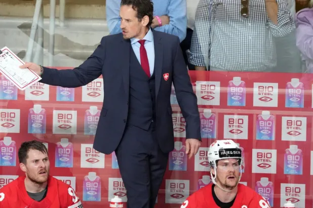 مدرب سويسرا لهوكي الجليد شارك في «أولمبياد 2022» بشهادة «كوفيد» مزوَّرة