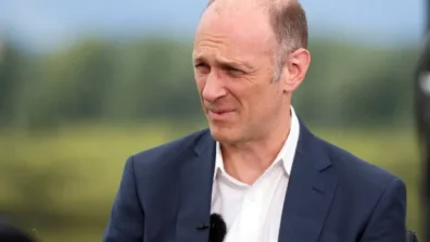 رئيس «فيدرالي شيكاغو»: خفض الفائدة قد يُرجأ حتى 2027